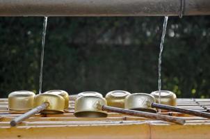 giapponese sacro mestoli e santo acqua nel Locale santuario nel kyoto foto