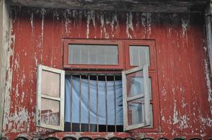 ha aperto finestra di vecchio rosso di legno Casa nel Vietnam foto