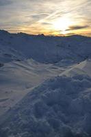 tramonto di neve in montagna foto