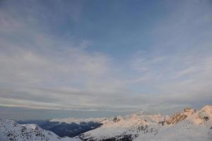 tramonto di neve in montagna foto