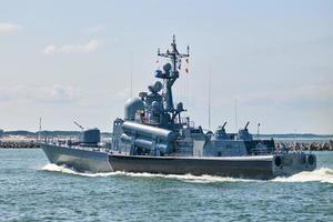 missile barca durante navale esercizi e parata, guidato missile distruttore nel baltico mare, nave da guerra foto
