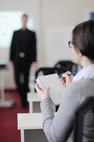 gruppo di uomini d'affari in seminario foto