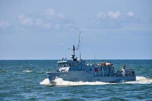 guardia costiera, motovedetta di soccorso per la difesa, nave militare in alto mare blu, marina russa foto