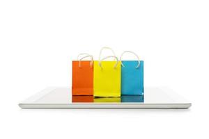 shopping Borsa con tavoletta su bianca sfondo, in linea shopping o ecommmerce concetto foto