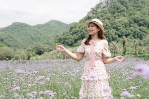 giovane donna con mazzo nel lavanda campo foto