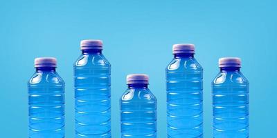 bottiglie di plastica su sfondo blu. il tema della segregazione plastica e dell'ecologia nel mondo. bandiera di protezione ambientale. posto per il testo. foto