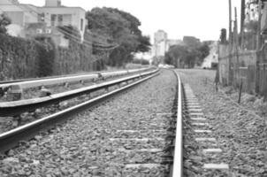 Ferrovia traccia nel buenos va in onda, monocromatico foto