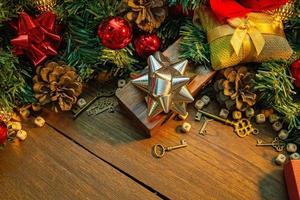 decorazioni natalizie su tavola di legno per contenuto festivo. foto
