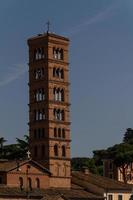 campanile della basilica dei santi giovanni e paolo a roma, italia foto