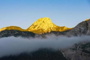 montagna con nebbia foto