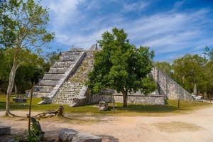 rovine della piramide di el osario, chichen itza, yucatan, messico, civiltà maya foto