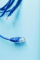 Due ethernet cavo connettori toppa cordone cordone avvicinamento isolato su un' blu sfondo con gratuito spazio foto