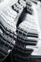 il suola di il gli sport scarpe da ginnastica per in esecuzione nel nero e bianca avvicinamento foto