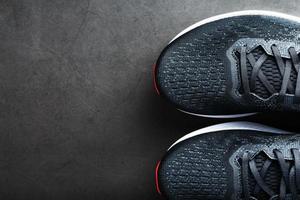 nero gli sport scarpe da ginnastica per formazione su un' buio sfondo foto