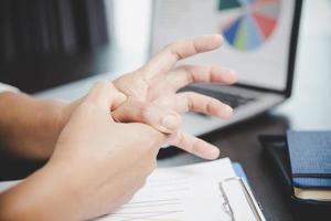 artrite persona, dito donna dolore a partire dal Lavorando nel ufficio. concetto ufficio sindrome mano dolore a partire dal professionale patologia, donna avendo polso dolore a partire dal utilizzando il computer portatile computer, polso dolore. foto