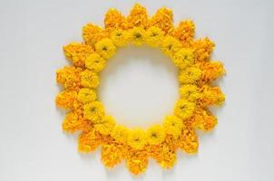 decorativo giallo e arancia colore calendula fiori e petali rangoli per Diwali Festival con bianca spazio sfondo. foto