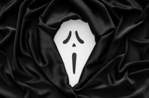 bianca pauroso fantasma viso con nero raso tessuto per Halloween sfondo concetto. foto
