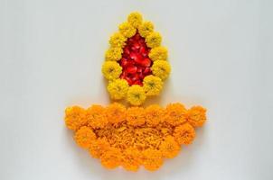 decorativo calendula fiori e rosa petali rangoli per Diwali Festival su bianca sfondo. foto