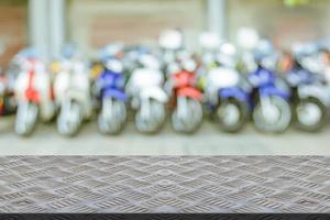 acciaio piatto scivolare con sfocatura showroom motociclo sfondo foto