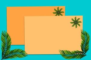 verde palma le foglie modello per natura concetto, tropicale foglia su arancia e alzavola carta sfondo foto
