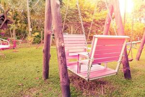 due catena altalene nel bambini parco giochi, filtro effetto. foto