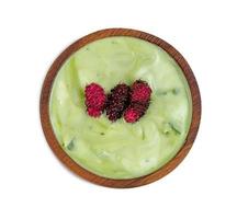 Yogurt mescolare verde tè gusto polvere con Nata de cocco olandese e gelsi frutta nel di legno ciotola isolato su bianca sfondo ,includere ritaglio sentiero foto