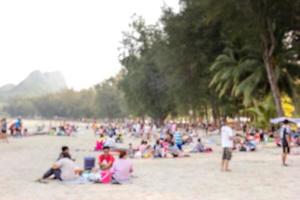 molti persone su il spiaggia, sfocato sfondo foto