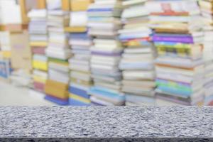 marmo tavolo con biblioteca sfocatura sfondo foto