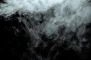 polvere astratta o fumo isolato su sfondo nero foto