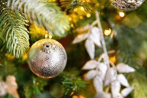 albero di capodanno decorato classico di natale. albero di natale con decorazioni bianche e argento, ornamenti giocattolo e palla. appartamento di design d'interni in stile classico moderno. la vigilia di natale a casa. foto