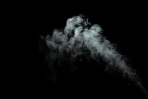 polvere astratta o fumo isolato su sfondo nero foto