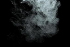 polvere astratta o fumo isolato su sfondo nero foto
