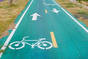 bicicletta simbolo su città strada foto