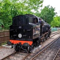 est grinstead, ovest sussex, UK - luglio 13 2022. Visualizza di locomotiva 80151 nel est grinstead su luglio 13, 2022. uno non identificato uomo foto