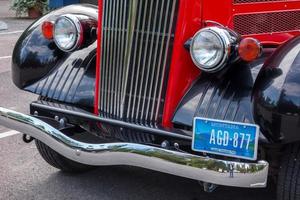 rosso autobus nel ghiacciaio nazionale parco Montana foto