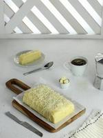 spugna formaggio torta servito con caldo tè foto