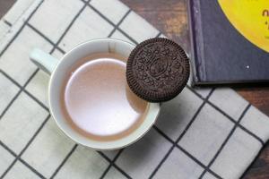 buio cioccolato biscotti e un' tazza di cioccolato latte foto