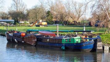 ely, Cambridgeshire, UK - novembre 23. vecchio Tamigi chiatta ormeggiato su il fiume grande ouse a ely su novembre 23, 2012 foto