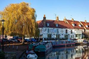 ely, Cambridgeshire, UK - novembre 23. il fresa Locanda di il fiume grande ouse a ely su novembre 23, 2012. Due non identificato persone foto