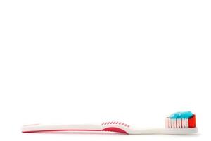 spazzolino con dentifricio su un' bianca sfondo. gratuito spazio per testo foto