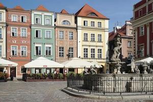 poznan, polonia, 2014. fila di case multicolori a poznan foto