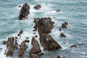 drammatica costa rocciosa a Bude in Cornovaglia foto