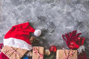 superiore Visualizza di regalo pacchi avvolto nel Marrone carta con Natale decorazione su grigio grunge sfondo. gratuito spazio per testo foto