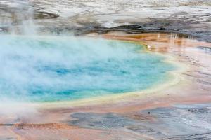 vista della grande primavera prismatica in Yellowstone foto