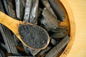 carbone e carbone polvere su di legno cucchiaio. foto
