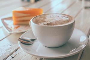 caffè e arancia torta su di legno tavolo, morbido messa a fuoco, Vintage ▾ tono foto