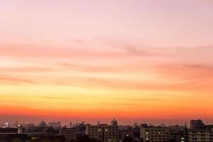 crepuscolo tramonto a città con edificio silhouette. foto