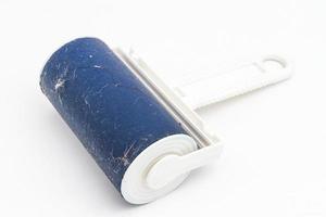 blu appiccicoso spazzola per pulizia Abiti e mobilia a partire dal polvere su bianca sfondo. foto