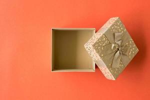 superiore Visualizza di Aperto regalo scatola su arancia sfondo foto