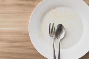 superiore Visualizza di vuoto e sporco piatto dopo mangiare. foto